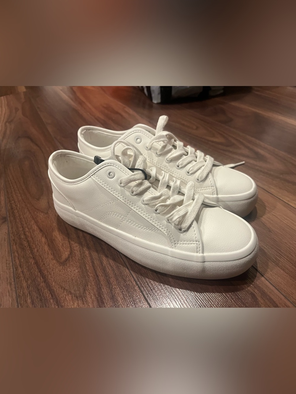 Zara Women’s Classic Low-Top Sneakers in White